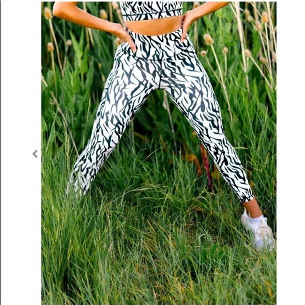 EUC WOMEN SIZE 4 ZYIA ACTIVE SAFARI POCKET BRILLIANT HI-RISE 7/8 ZEBRA LEGGINGS